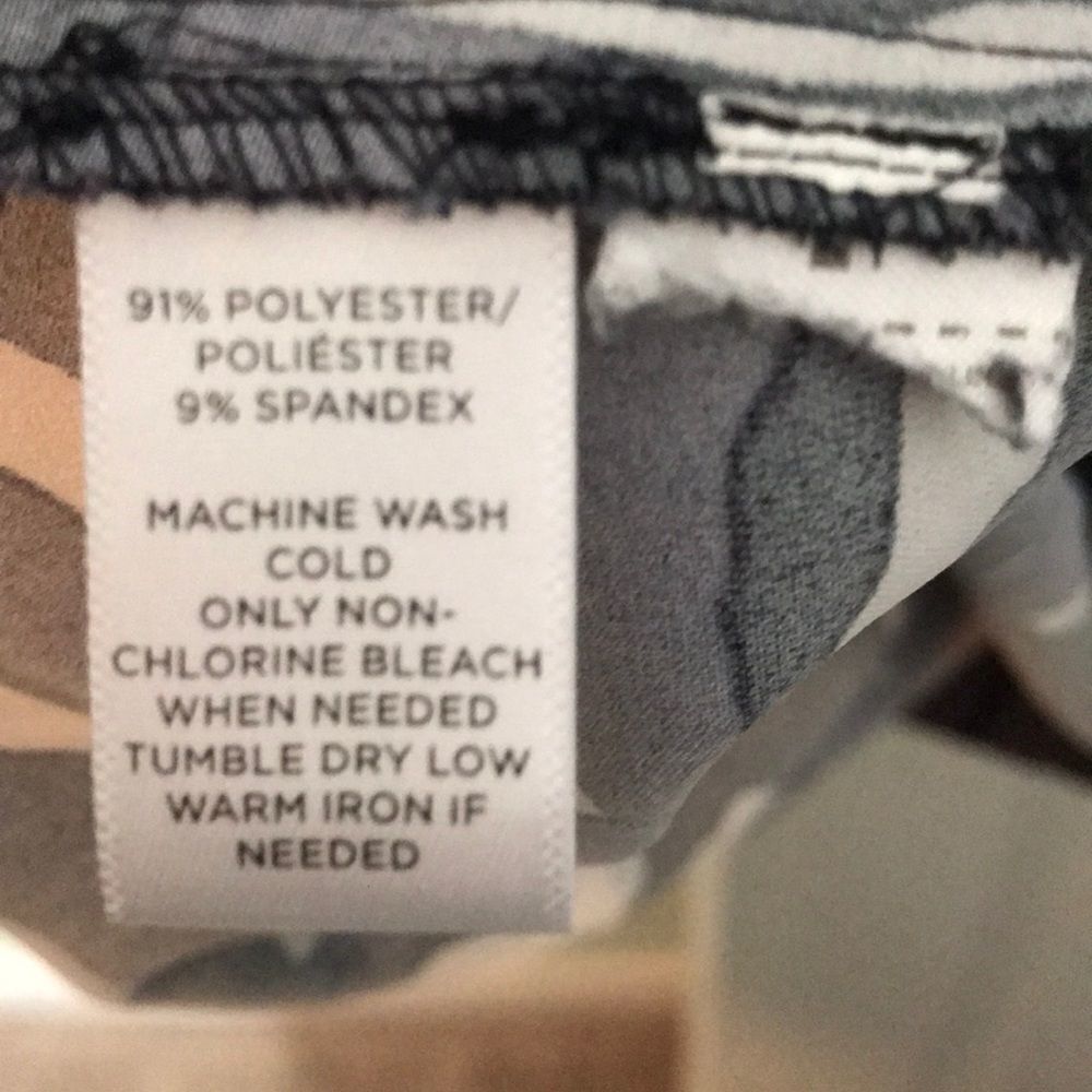 LOFT Paint Floral Flare Dress, size 0,
Poly/spandex, on-seam pockets - Picture 8 of 9